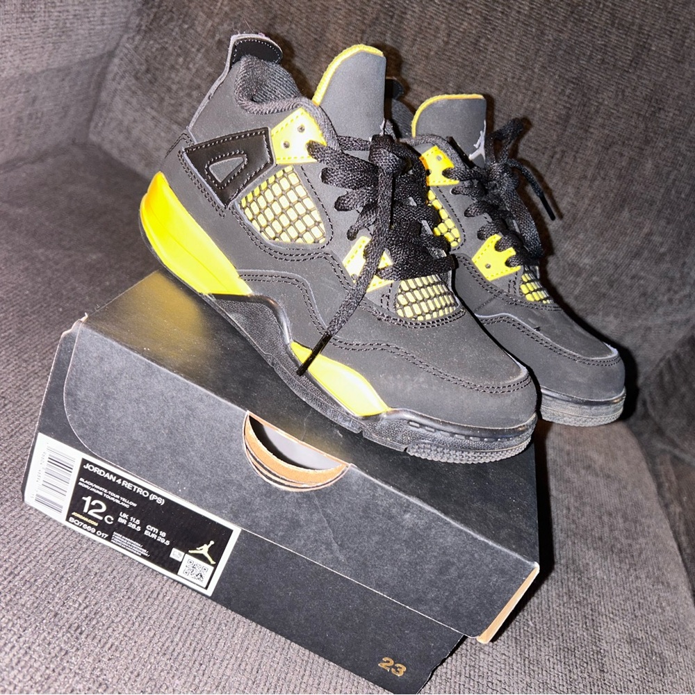 BACK TO SCHOOL SESSON. Preschool 12c thunder Jordan’s. Authentic.Read deccriptio